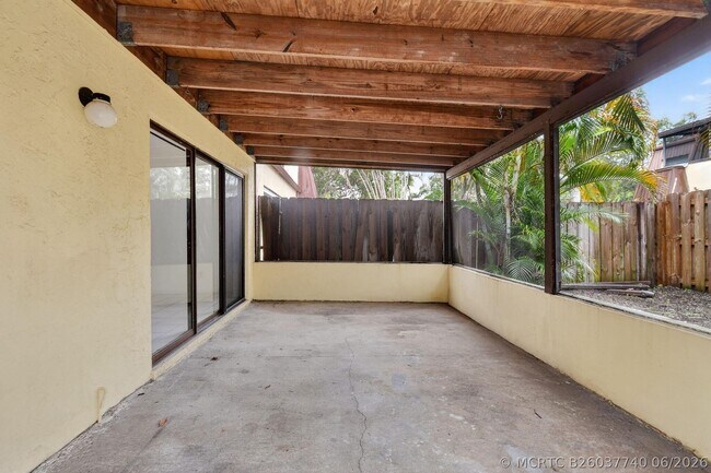 Building Photo - 3502 Gardens E Dr