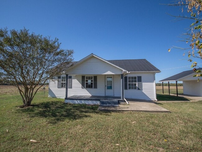 Building Photo - Country Setting Home