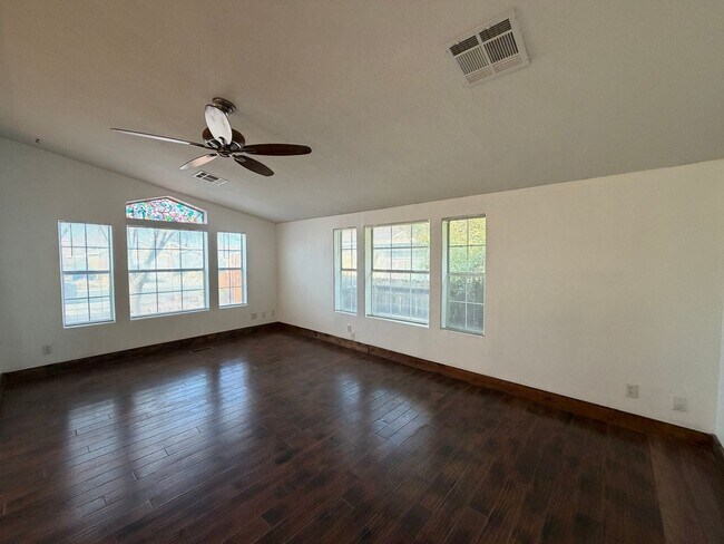 Foto del edificio - 3 Bedroom Single Story Home Available Near Unser Blvd SW & Bridge Blvd SW!