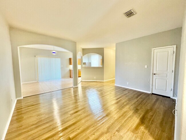 Foto del edificio - Beautiful Townhome!