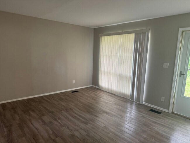 Foto del edificio - Beautiful Three Bedroom Single Family Home...