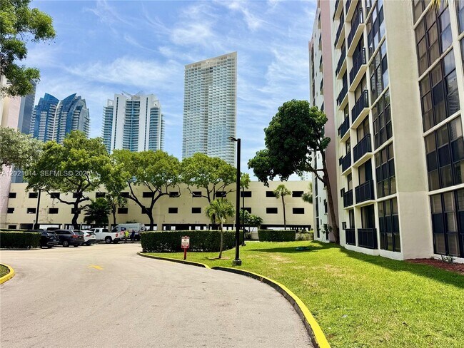 Foto del edificio - 17011 N Bay Rd