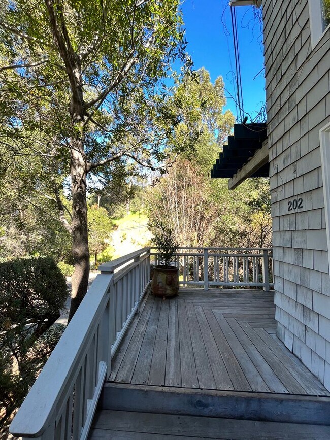 Building Photo - Gorgeous 3 Bedroom 2  Bathroom Home Walkin...