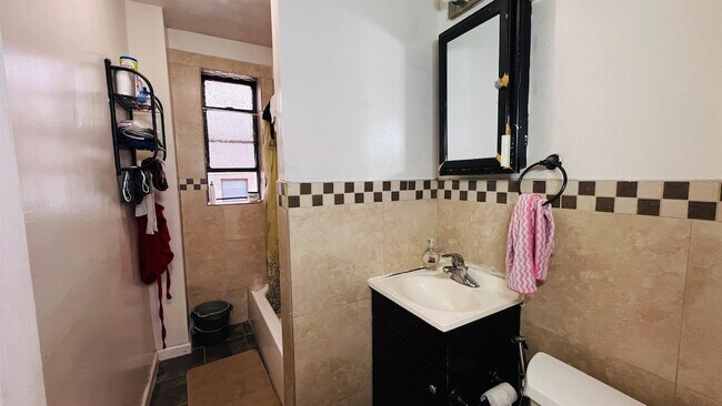 Foto del edificio - 118 Corbin Ave