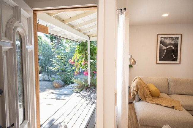 Building Photo - 3 Bedrooms + 2 Bathrooms | Midtown Ventura | Furnished or Unfurnished