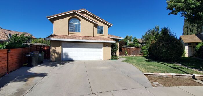 Foto principal - Modesto Lovely 3 Bedroom 2.5 Bath Home