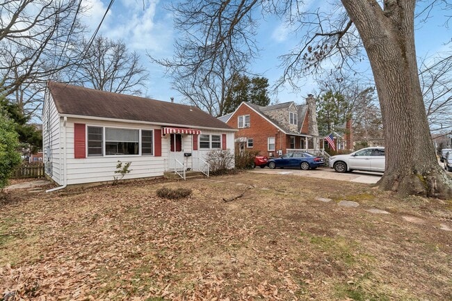 Building Photo - Well Maintained 3 Bedroom 1.5 Bathroom Spl...