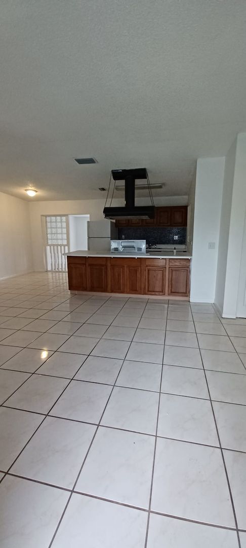 Building Photo - 7709