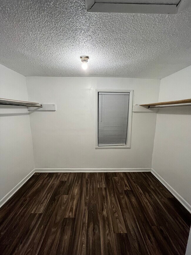 Vestidor - 1038 Springfield Ave