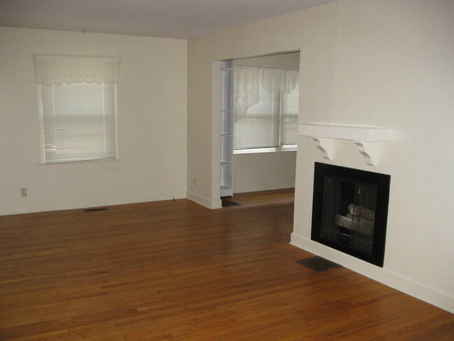 Foto del edificio - Broad Ripple - 2 BR bungalow