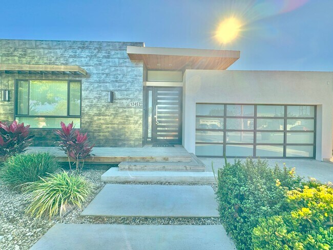 Foto del edificio - Beautiful Zen inspired modern 3 Bed + 3 Bath House + Garage + Private Yard