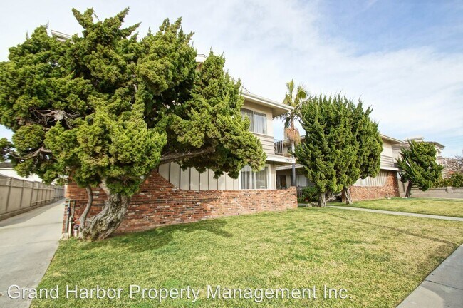 Building Photo - 2405 Ruhland Ave