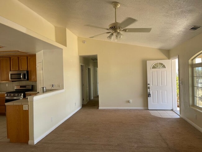 Building Photo - Bright Single-Story 4BR in Apple Valley — ...