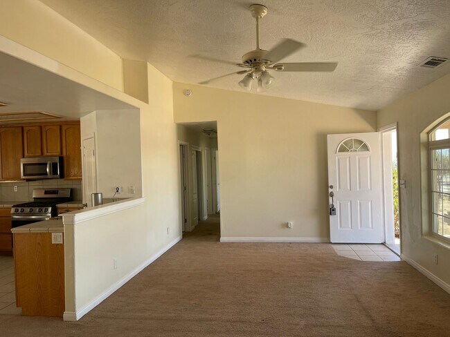 Foto del edificio - Bright Single-Story 4BR in Apple Valley — ...
