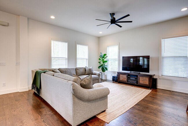 Foto del edificio - Spacious & Beautiful Large Home in East Na...