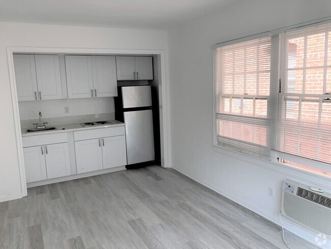 Building Photo - 615 S Cochran Ave