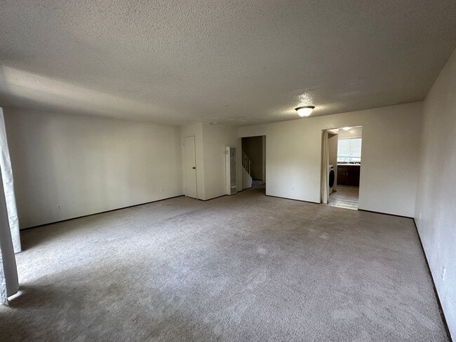 Building Photo - Spacious and Comfortable Townhome in Rohne...