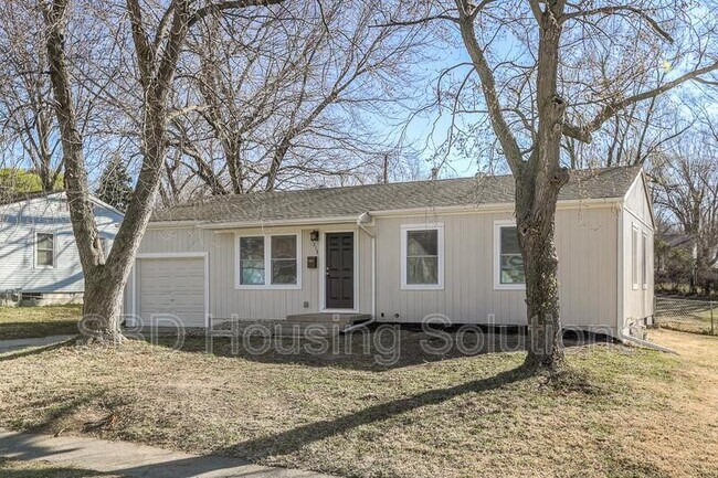 Building Photo - 1215 N Cedarcrest Dr