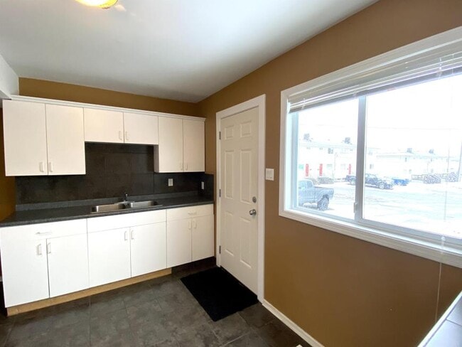 Building Photo - 3 bedroom in Kitimat BC V8C 1W4
