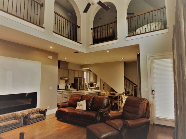 Foto del edificio - 770 E Main St