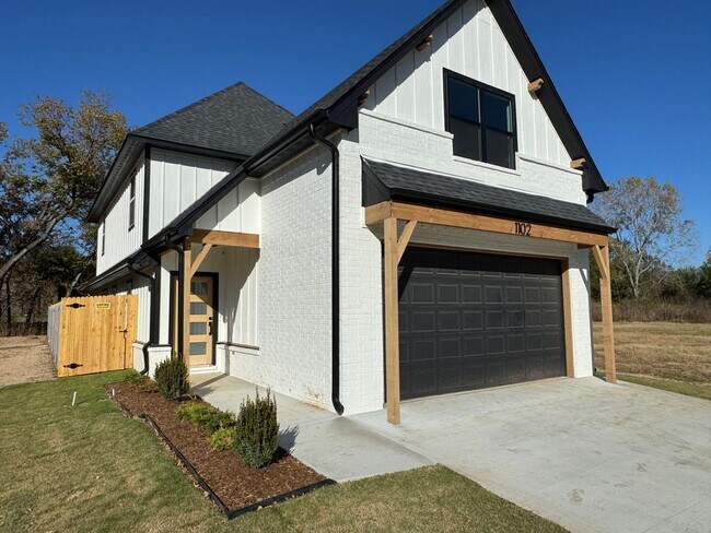 Foto del edificio - Be the 1st in this 4 bed, 3 bath, 2 car New Construction!