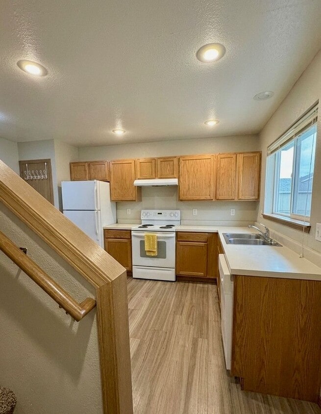 Building Photo - Duplex Available in Central MHK!