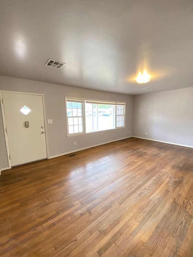 Foto del edificio - Cute 2 Bed 1 Bath in The Village