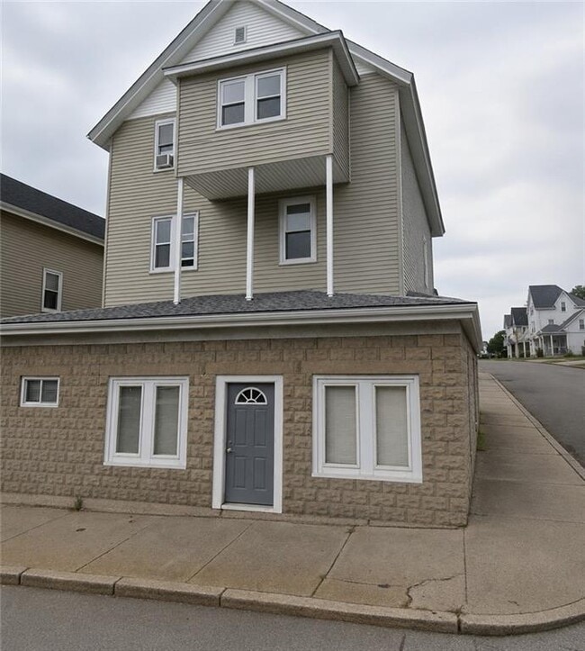 Building Photo - 844 Lonsdale Ave