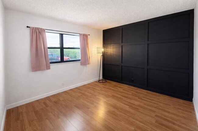 Foto del edificio - 2001 Woolbright Rd