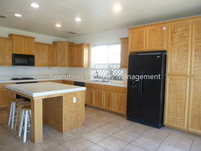 Foto del edificio - 717 Round Hill Dr