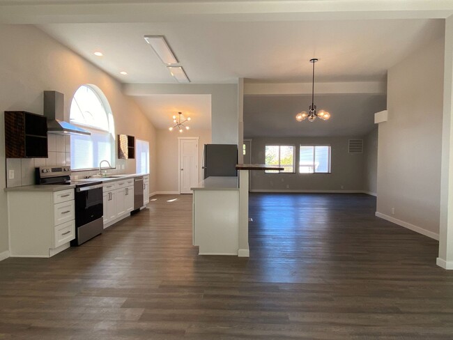 Building Photo - Beautifully Remodeled in Cascade Locks
