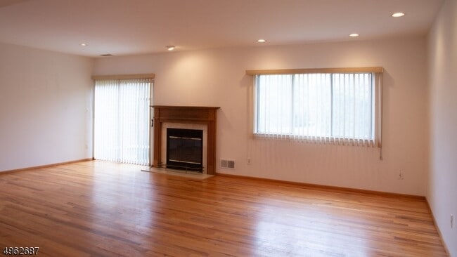 Building Photo - 32 Castle Ridge Dr