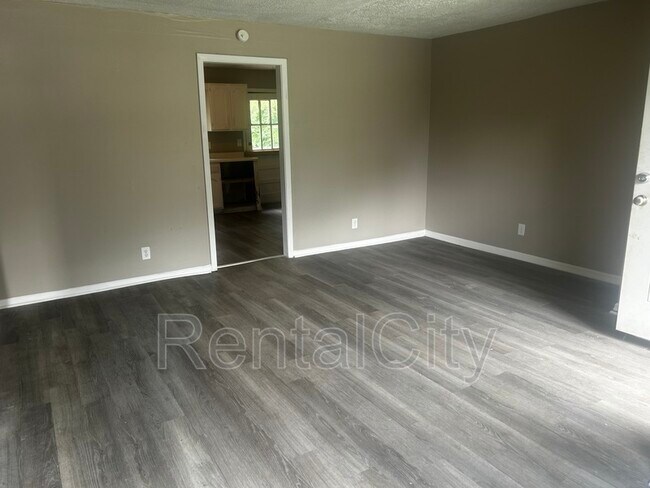 Building Photo - 36 Red Oak Cove
