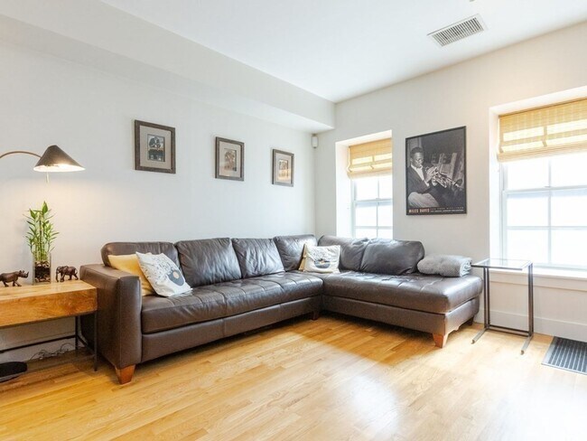 Foto del edificio - 2 bed, 1.5 bath w/ off-street parking in C...