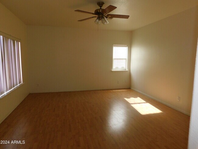 Foto del edificio - 11828 W Windsor Ave