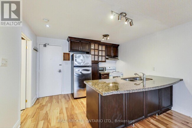 Building Photo - 1011 Dufferin St