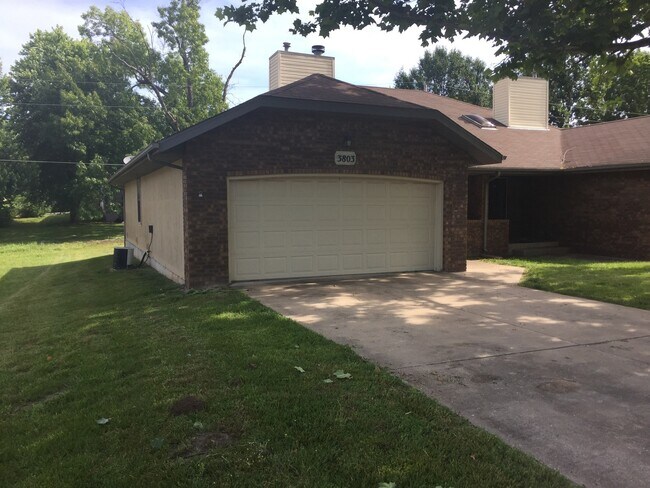Building Photo - 2 Bedroom 2 Bathroom duplex in Southwest S...