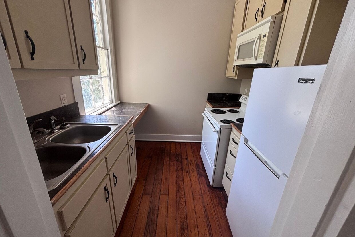 Building Photo - 1 Bed, 1 Bathroom Apartment Now Available ...