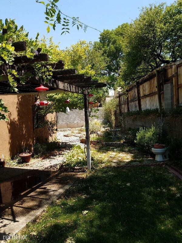 Building Photo - 2 br, 2 bath Townhome - 7400 Gene NE
