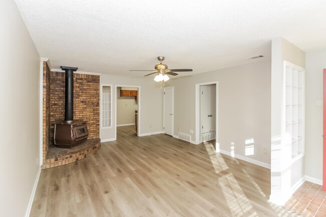 Building Photo - 4240 Water Briar Rd