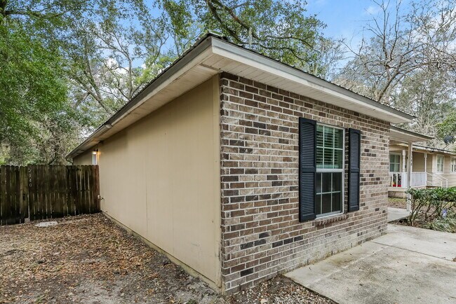 Foto del edificio - 2140 Thomas Ct