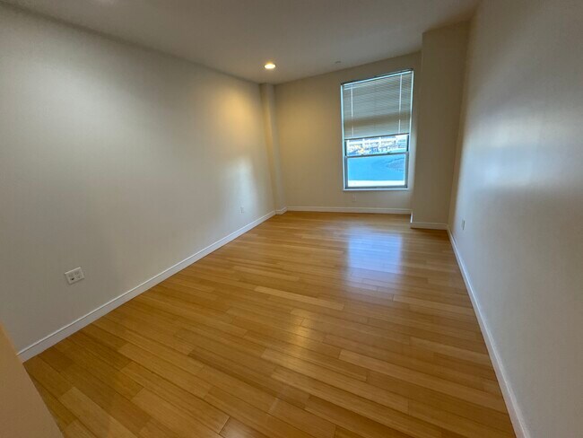 Foto del edificio - 595 Albany St