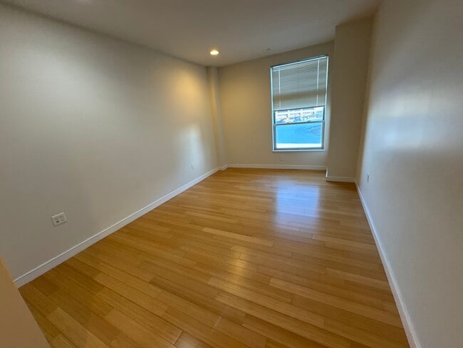 Building Photo - 595 Albany St