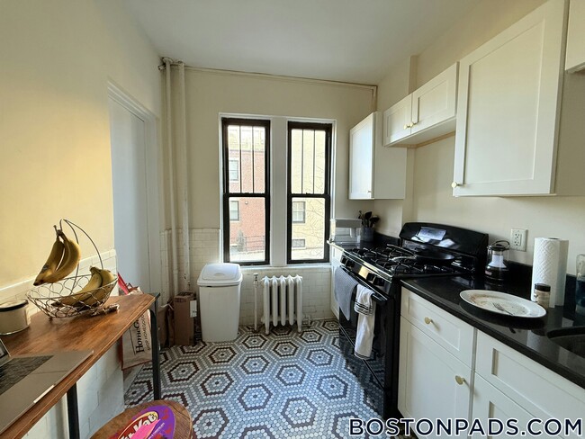 Building Photo - 452 Park Dr