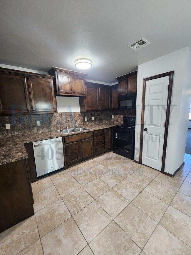 Building Photo - Move in Special!! 3BR 2BA duplex with 2 ca...