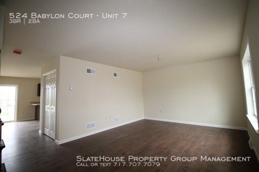 Building Photo - Modern Townhome built in 2015