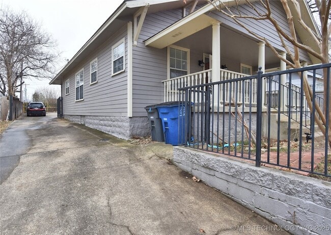 Building Photo - 319 S Gillette Ave
