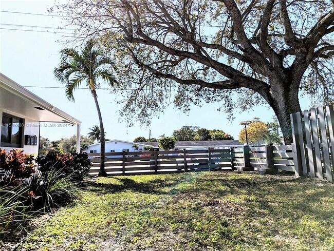 Foto del edificio - 5601 NW 15th St
