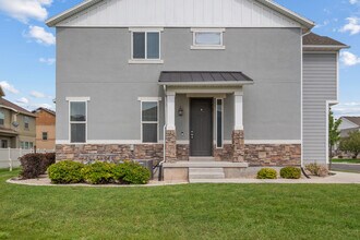 Building Photo - 1547 N August Dr