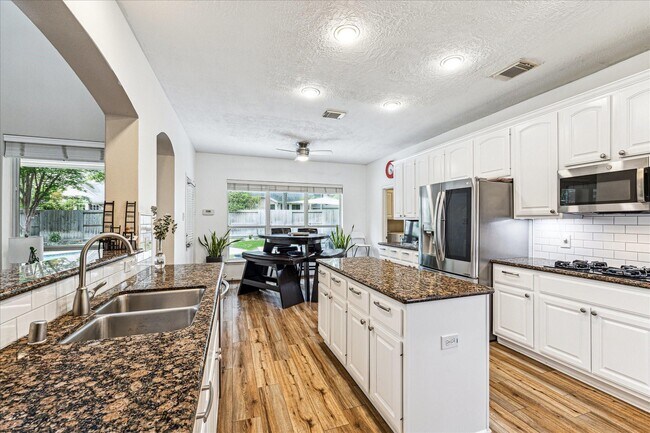 Building Photo - 123 S Goldenvine Cir